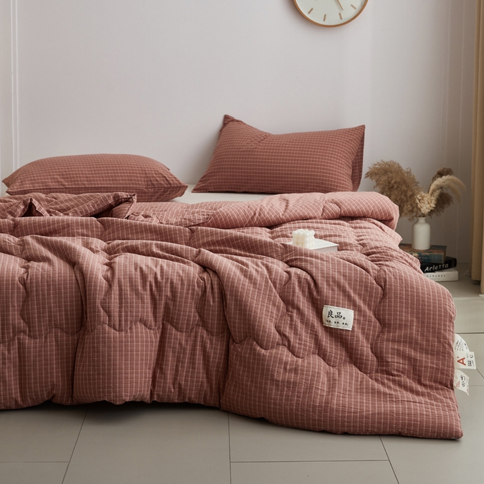 91家纺网 家纺一手货源 找家纺 尊妙被业 2026新款全棉色织水洗棉春秋被夏被-叠拍 晚晴-红