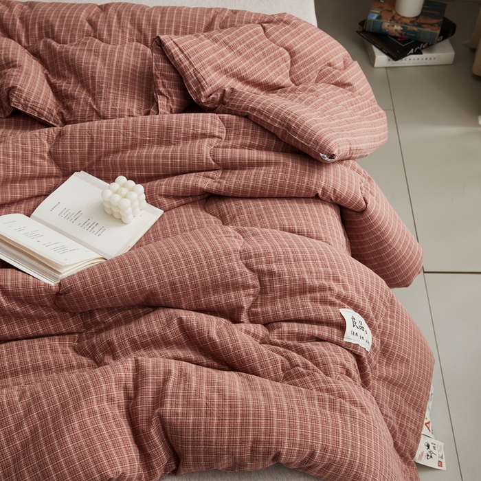 91家纺网 家纺一手货源 找家纺 尊妙被业 2026新款全棉色织水洗棉春秋被夏被-叠拍 晚晴-红
