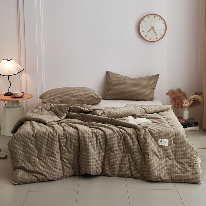 91家纺网 家纺一手货源 找家纺 尊妙被业 2026新款全棉色织水洗棉春秋被夏被-叠拍 晚晴-咖