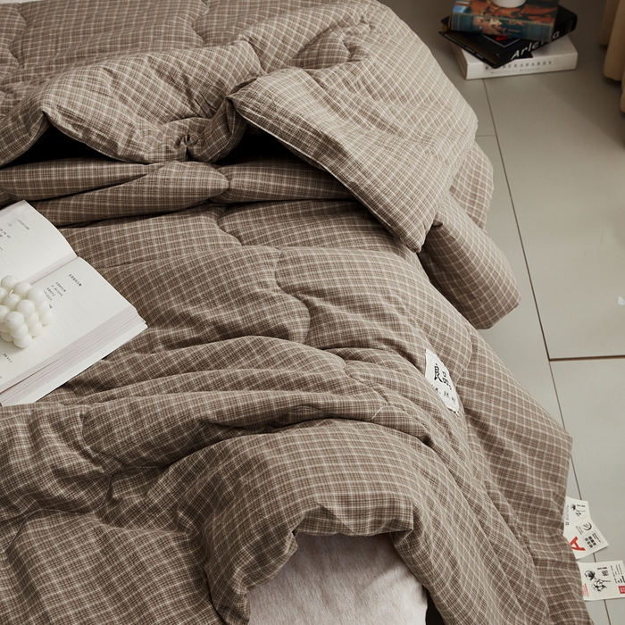 91家纺网 家纺一手货源 找家纺 尊妙被业 2026新款全棉色织水洗棉春秋被夏被-叠拍 晚晴-咖