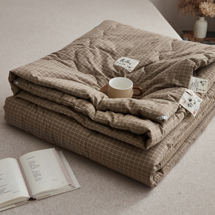 91家纺网 家纺一手货源 找家纺 尊妙被业 2026新款全棉色织水洗棉春秋被夏被-叠拍 晚晴-咖