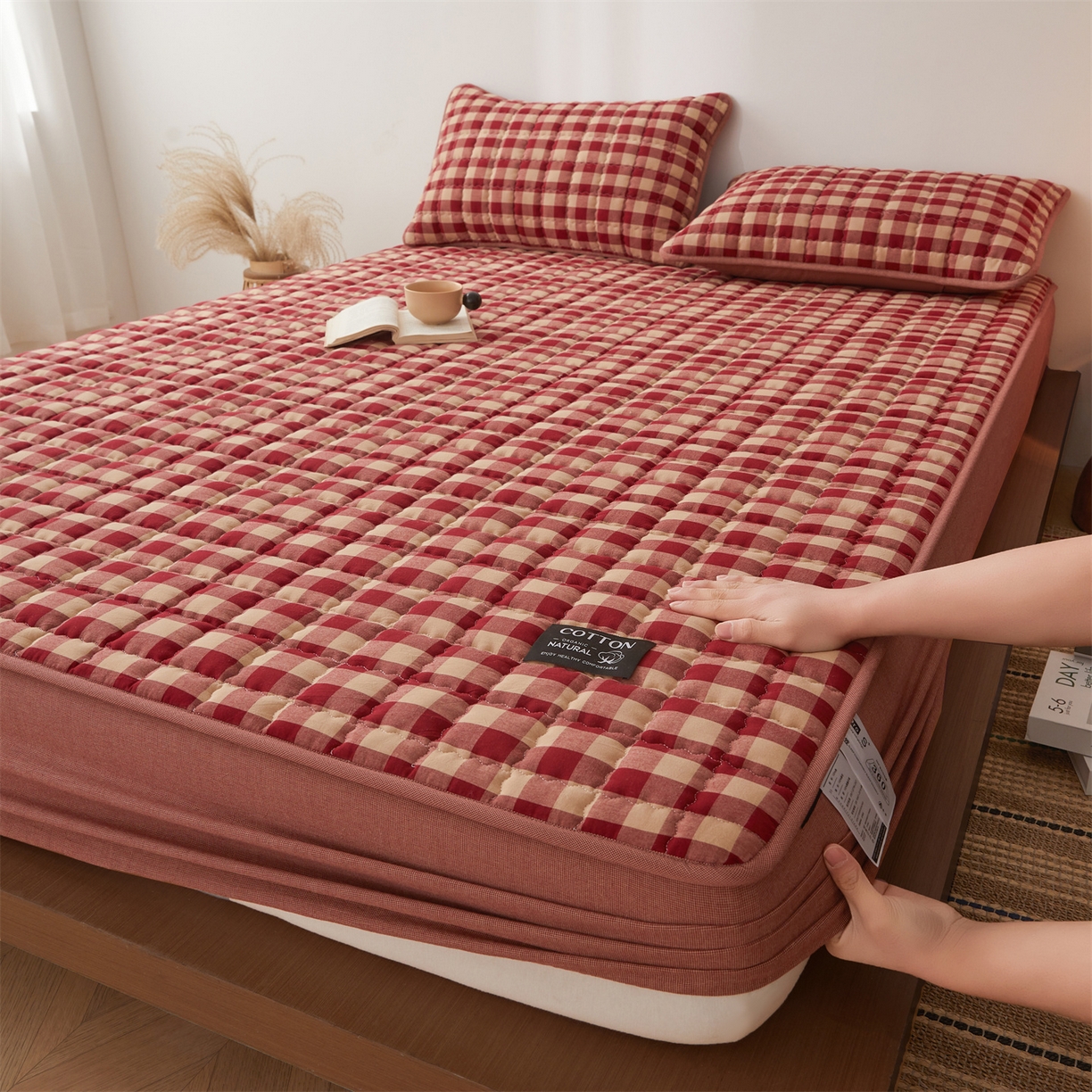 91家纺网 家纺一手货源 找家纺 3C 2026新款全棉水洗棉棉花夹棉床笠 红咖格