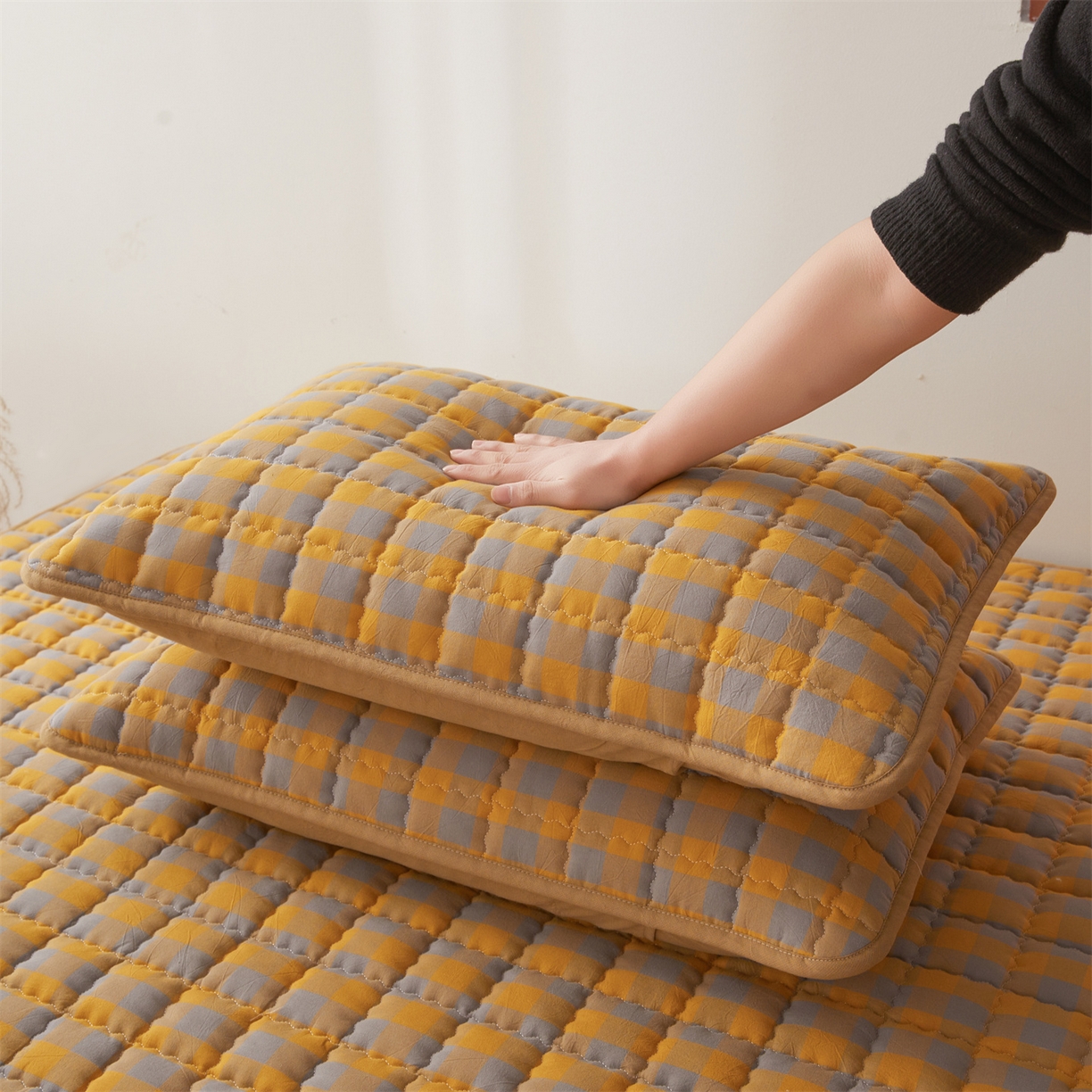 91家纺网 家纺一手货源 找家纺 3C 2026新款全棉水洗棉棉花夹棉床笠 黄灰格