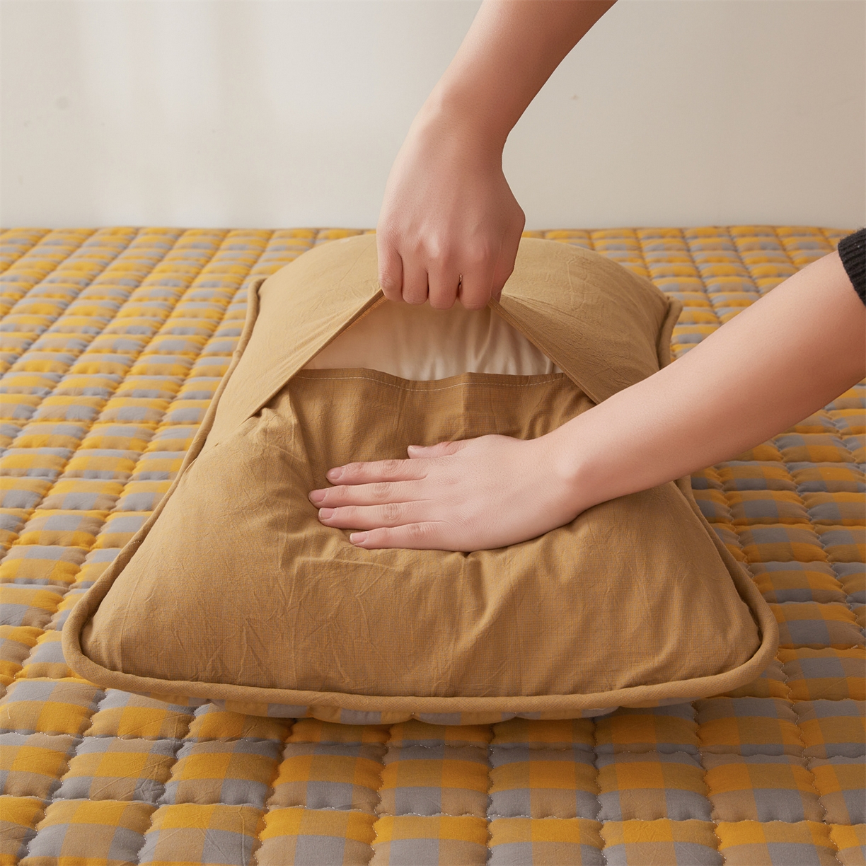 91家纺网 家纺一手货源 找家纺 3C 2026新款全棉水洗棉棉花夹棉床笠 黄灰格