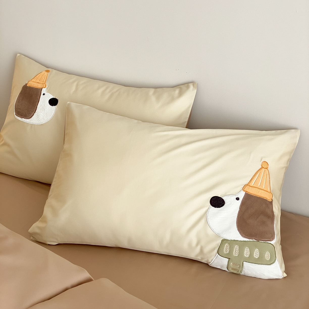 91家纺网 家纺一手货源 找家纺 云栖家居 2026全棉50支100S刺绣卡通四件套-大耳修狗 大耳狗-卡其