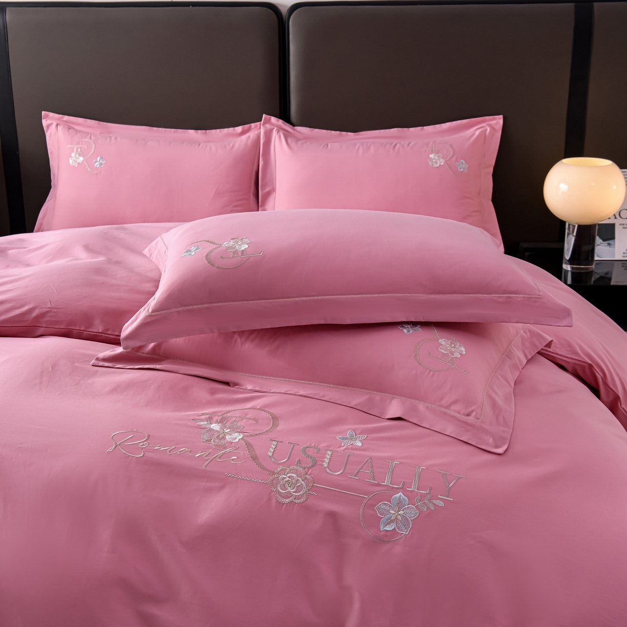 91家纺网 家纺一手货源 找家纺 森林雨 【素-凝绣】2026新款133x76高精密刺绣100%全棉四件套 春妍-蔷薇粉