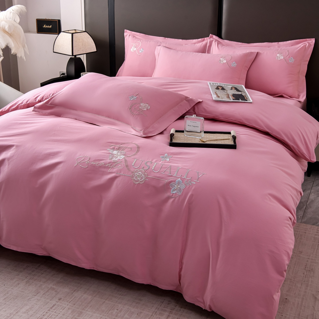 91家纺网 家纺一手货源 找家纺 森林雨 【素-凝绣】2026新款133x76高精密刺绣100%全棉四件套 春妍-蔷薇粉