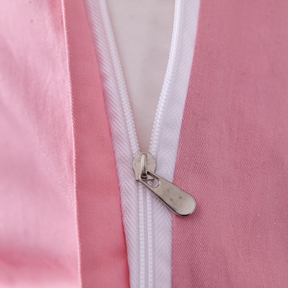 91家纺网 家纺一手货源 找家纺 森林雨 【素-凝绣】2026新款133x76高精密刺绣100%全棉四件套 春妍-蔷薇粉