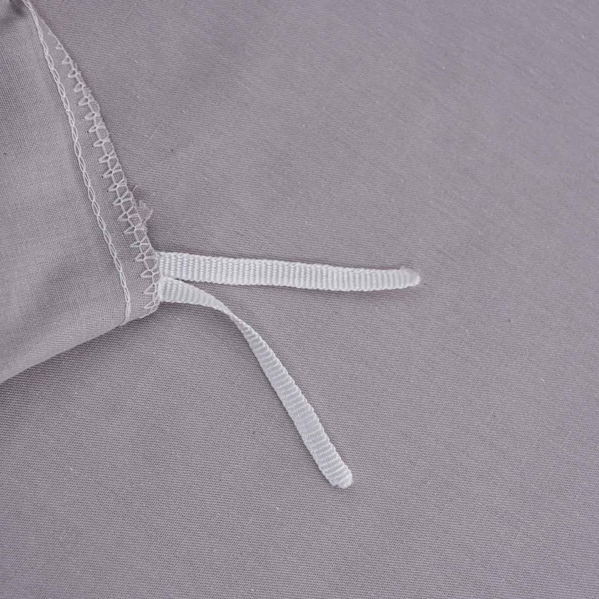 91家纺网 家纺一手货源 找家纺 森林雨 【素-凝绣】2026新款133x76高精密刺绣100%全棉四件套 春妍-鱼尾灰