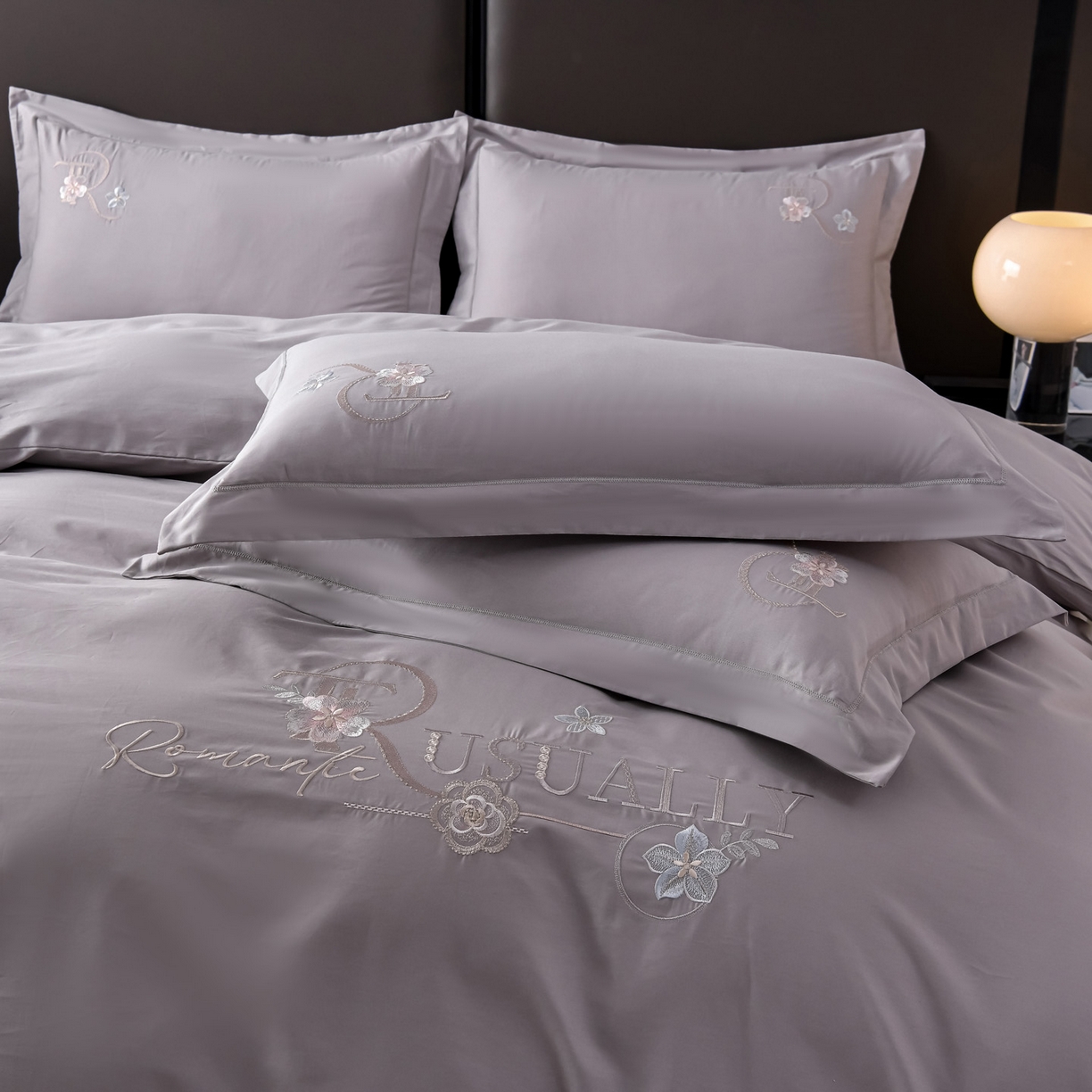 91家纺网 家纺一手货源 找家纺 森林雨 【素-凝绣】2026新款133x76高精密刺绣100%全棉四件套 春妍-鱼尾灰