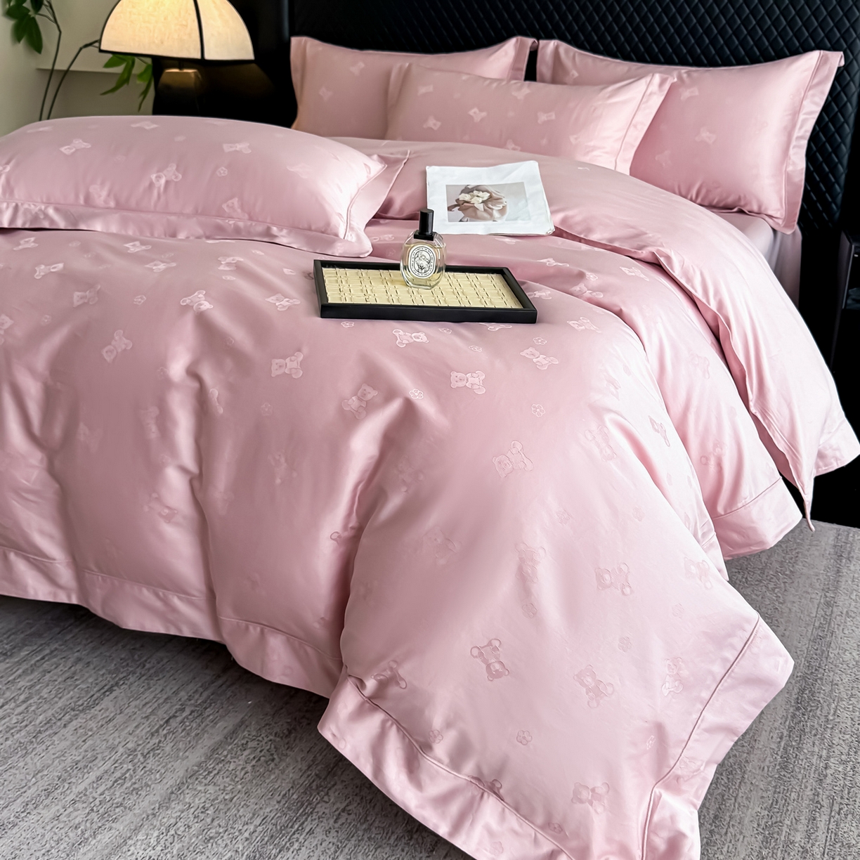 91家纺网 家纺一手货源 找家纺 森林雨 【翡-鎏光】2026高端双股50S新疆长绒棉提花埋绳工艺款四件套 熊斯基-萝莉粉