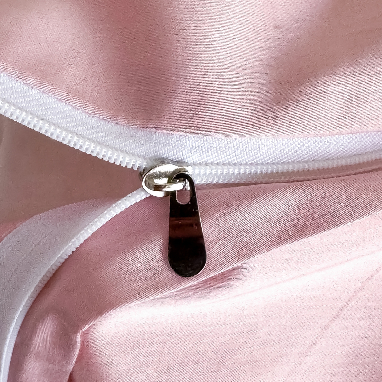 91家纺网 家纺一手货源 找家纺 森林雨 【翡-鎏光】2026高端双股50S新疆长绒棉提花埋绳工艺款四件套 熊斯基-萝莉粉