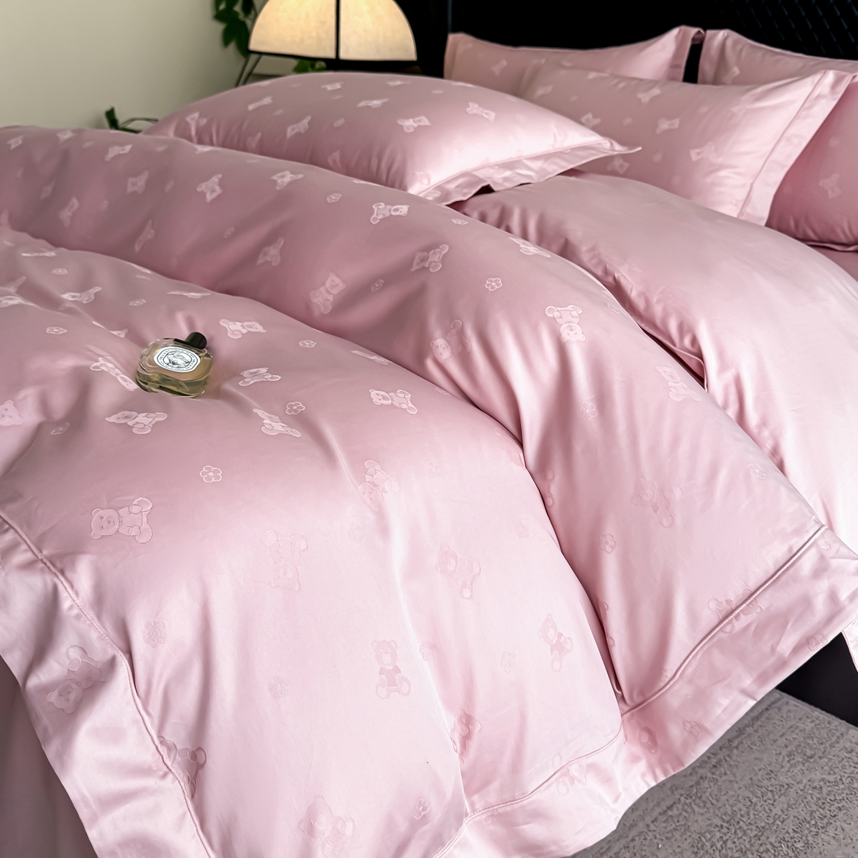 91家纺网 家纺一手货源 找家纺 森林雨 【翡-鎏光】2026高端双股50S新疆长绒棉提花埋绳工艺款四件套 熊斯基-萝莉粉