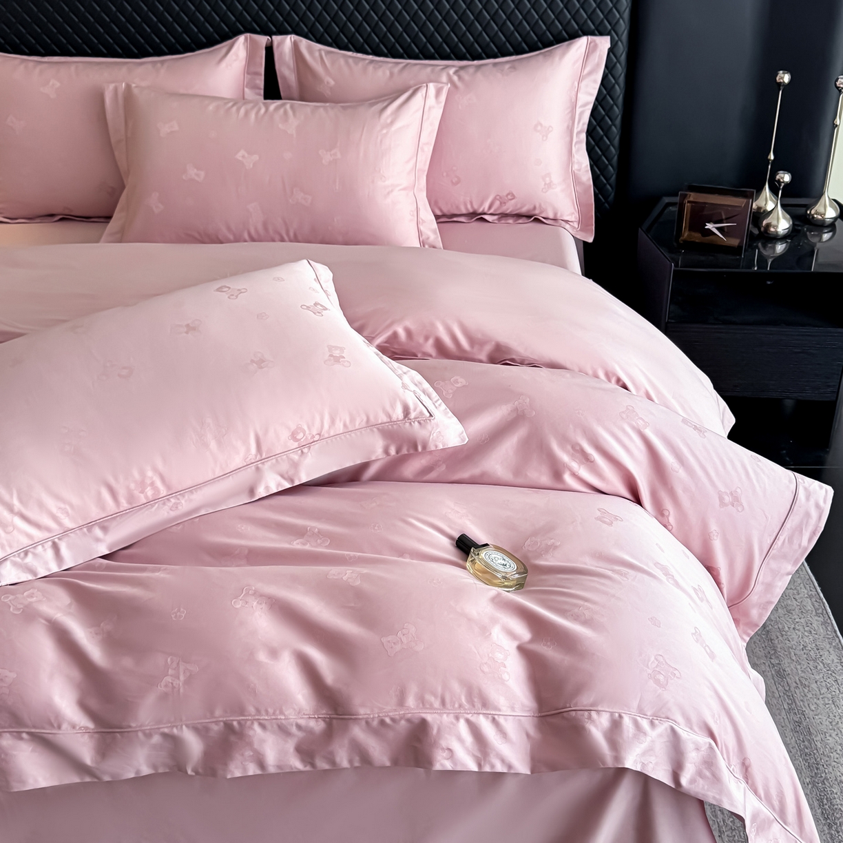 91家纺网 家纺一手货源 找家纺 森林雨 【翡-鎏光】2026高端双股50S新疆长绒棉提花埋绳工艺款四件套 熊斯基-萝莉粉