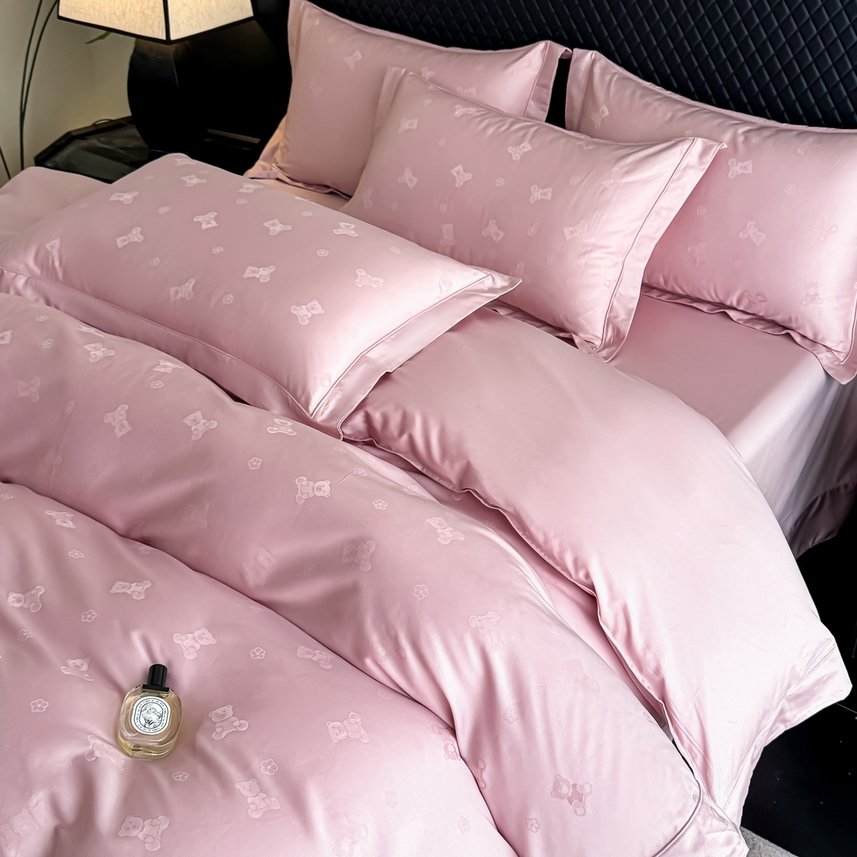 91家纺网 家纺一手货源 找家纺 森林雨 【翡-鎏光】2026高端双股50S新疆长绒棉提花埋绳工艺款四件套 熊斯基-萝莉粉