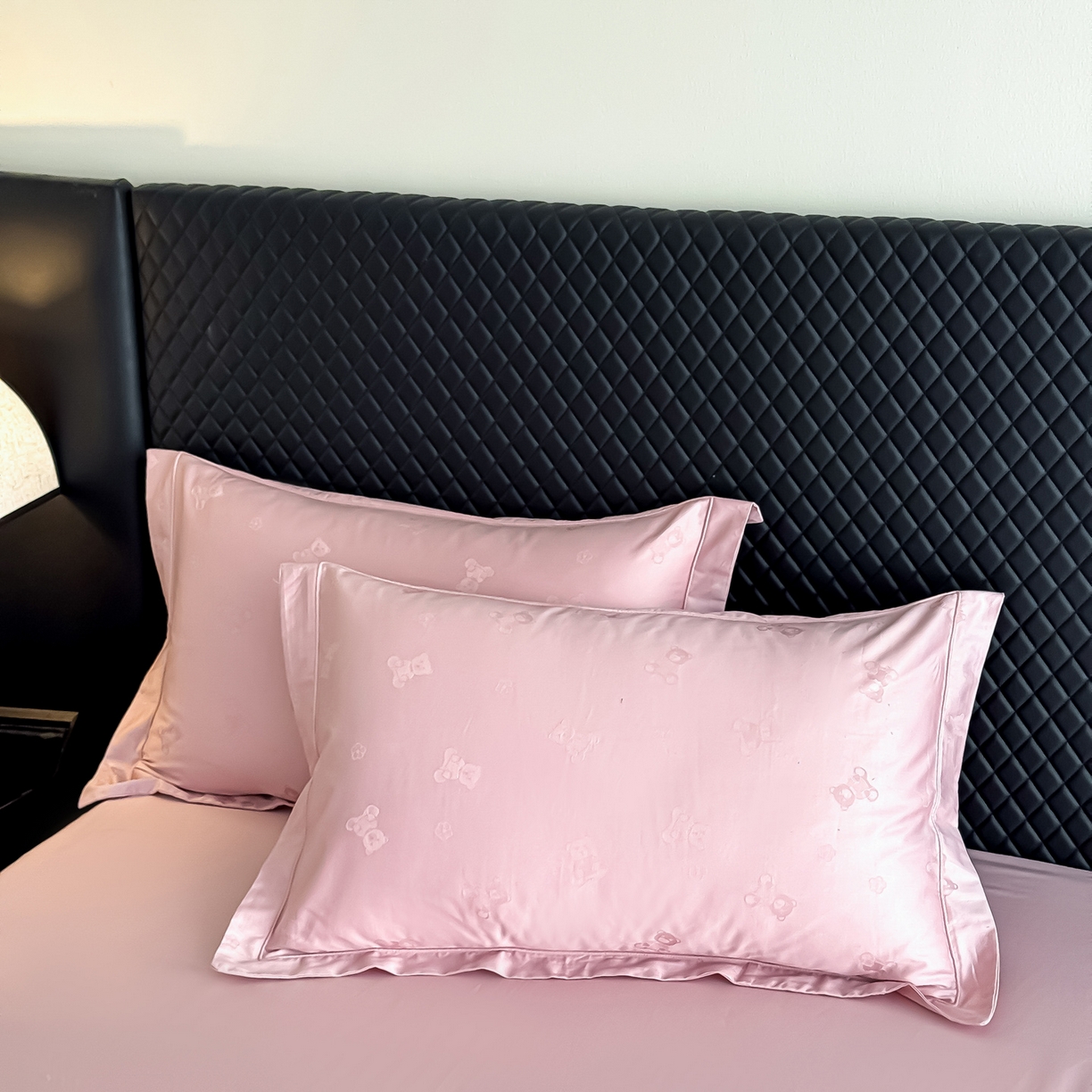 91家纺网 家纺一手货源 找家纺 森林雨 【翡-鎏光】2026高端双股50S新疆长绒棉提花埋绳工艺款四件套 熊斯基-萝莉粉