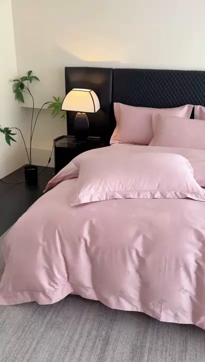 91家纺网 家纺一手货源 找家纺 森林雨 【翡-鎏光】2026高端双股50S新疆长绒棉提花埋绳工艺款四件套 熊斯基-萝莉粉