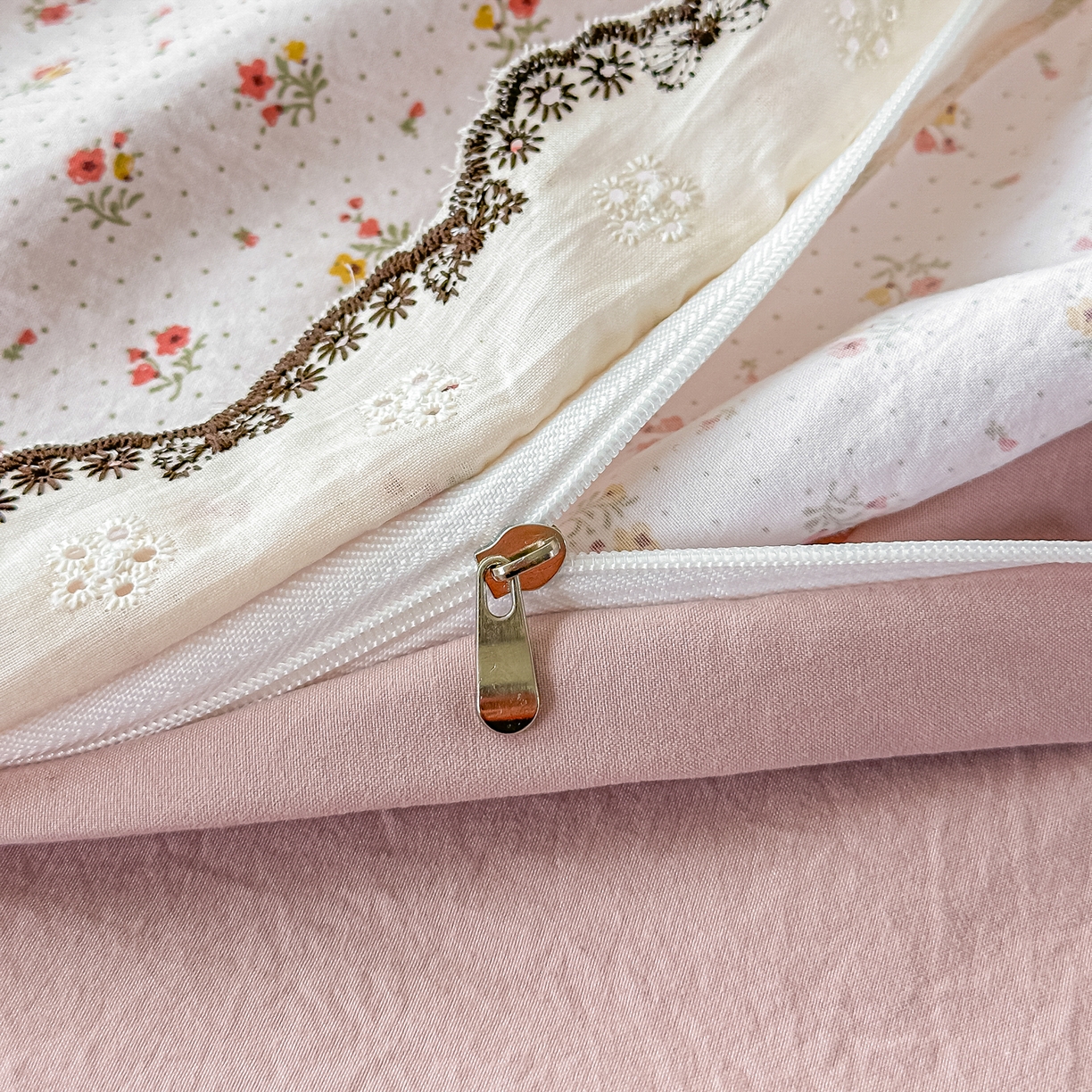 91家纺网 家纺一手货源 找家纺 梓之赫 2026新款古法水洗云感棉四件套 小熊依梦-红