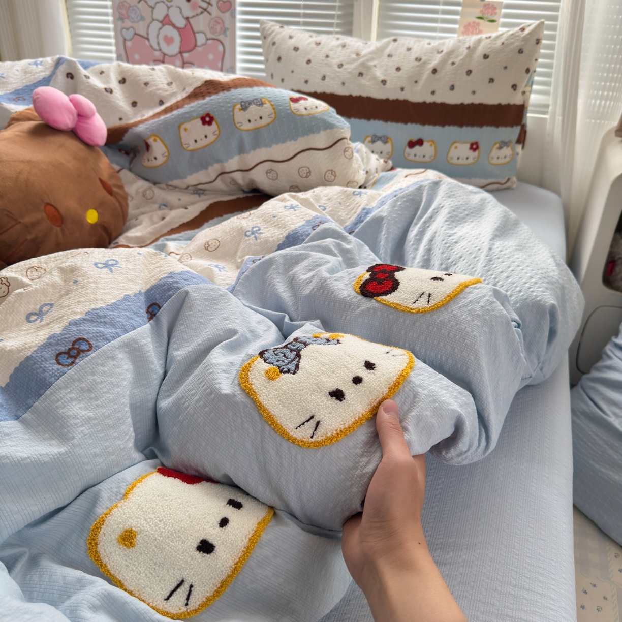 91家纺网 家纺一手货源 找家纺 三元色 2026新款泡芙费尔岛绣花四件套 费尔岛-草莓KT