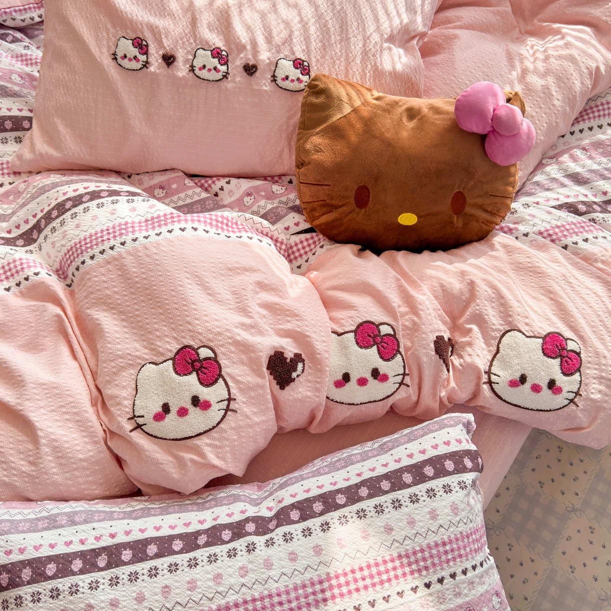 91家纺网 家纺一手货源 找家纺 三元色 2026新款泡芙费尔岛绣花四件套 费尔岛-甜心KT粉