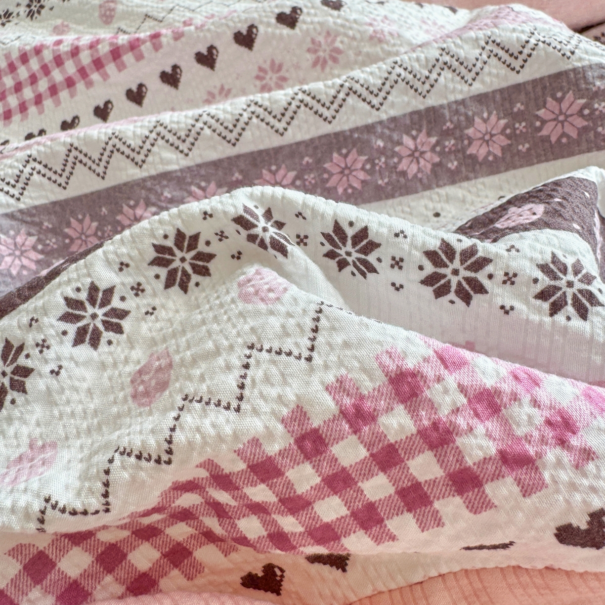 91家纺网 家纺一手货源 找家纺 三元色 2026新款泡芙费尔岛绣花四件套 费尔岛-甜心KT粉