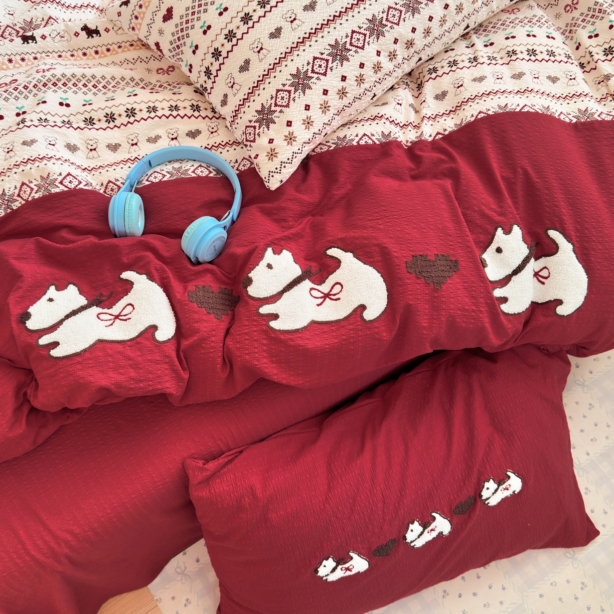 91家纺网 家纺一手货源 找家纺 三元色 2026新款泡芙费尔岛绣花四件套 费尔岛-心动小狗