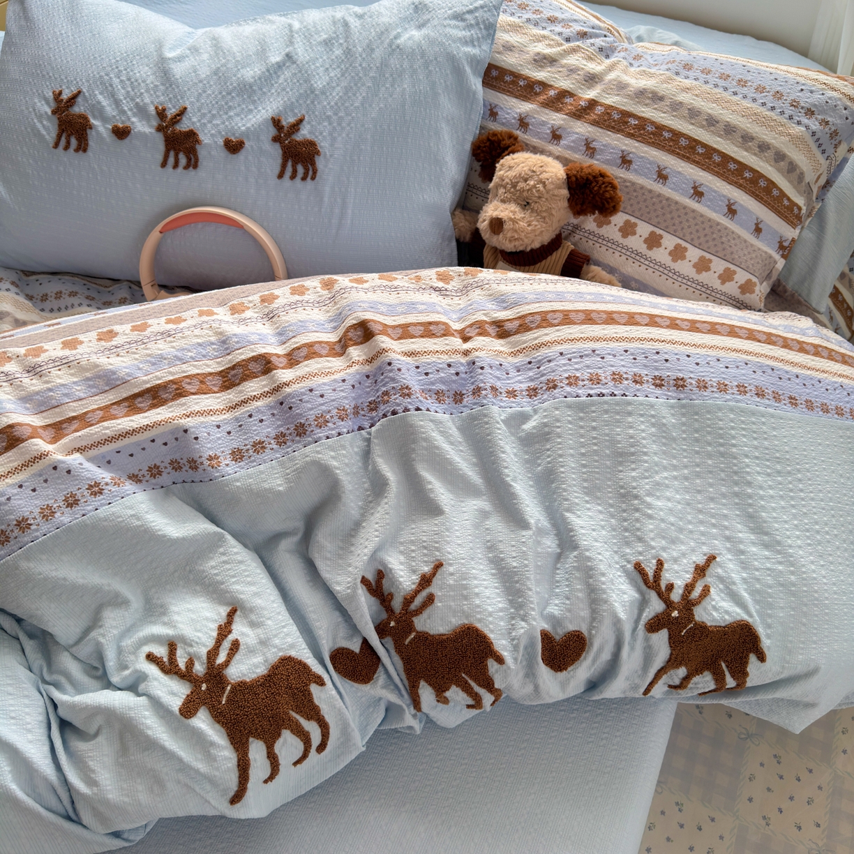 91家纺网 家纺一手货源 找家纺 三元色 2026新款泡芙费尔岛绣花四件套 费尔岛-心动驯鹿