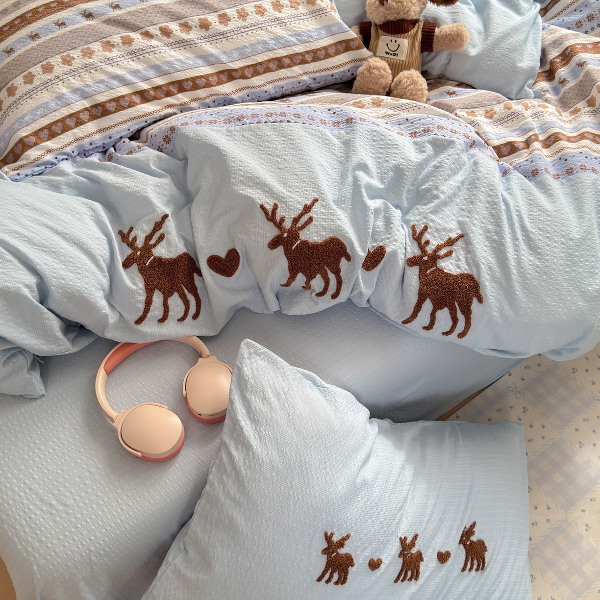 91家纺网 家纺一手货源 找家纺 三元色 2026新款泡芙费尔岛绣花四件套 费尔岛-心动驯鹿