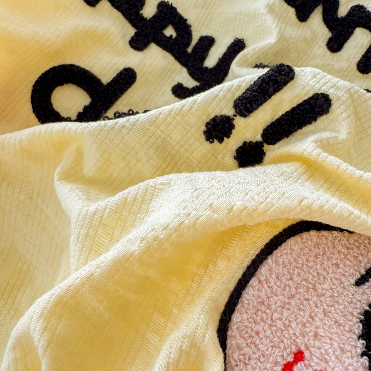 91家纺网 家纺一手货源 找家纺 三元色 2026新款泡芙双层纱豹纹系列四件套 可爱小新-黄