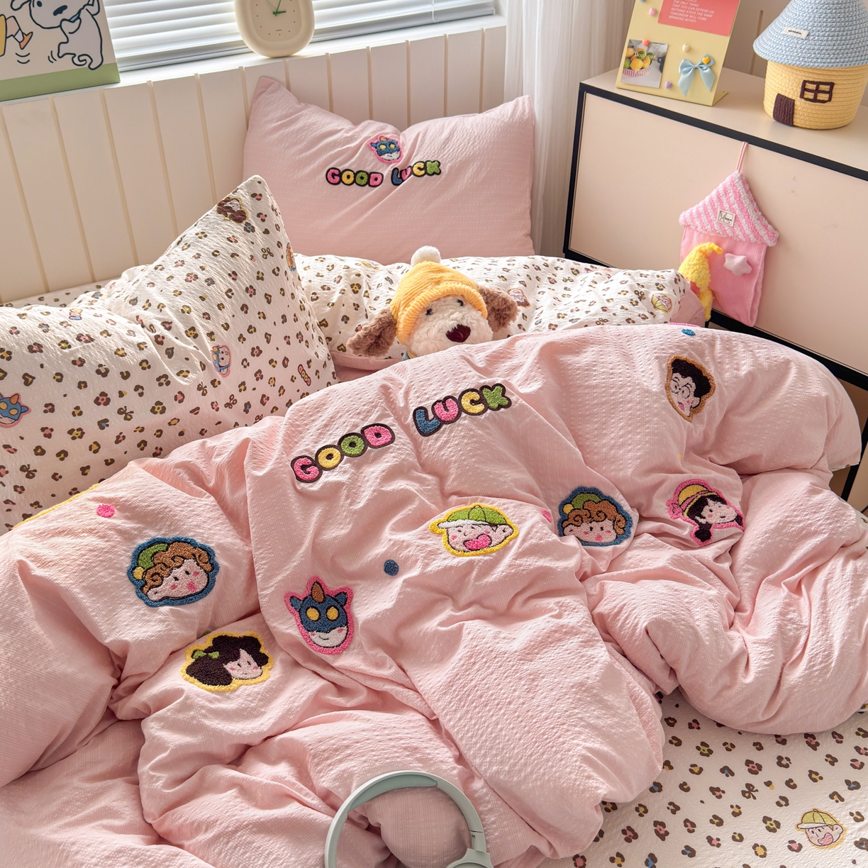 91家纺网 家纺一手货源 找家纺 三元色 2026新款泡芙双层纱豹纹系列四件套 野原一家-粉