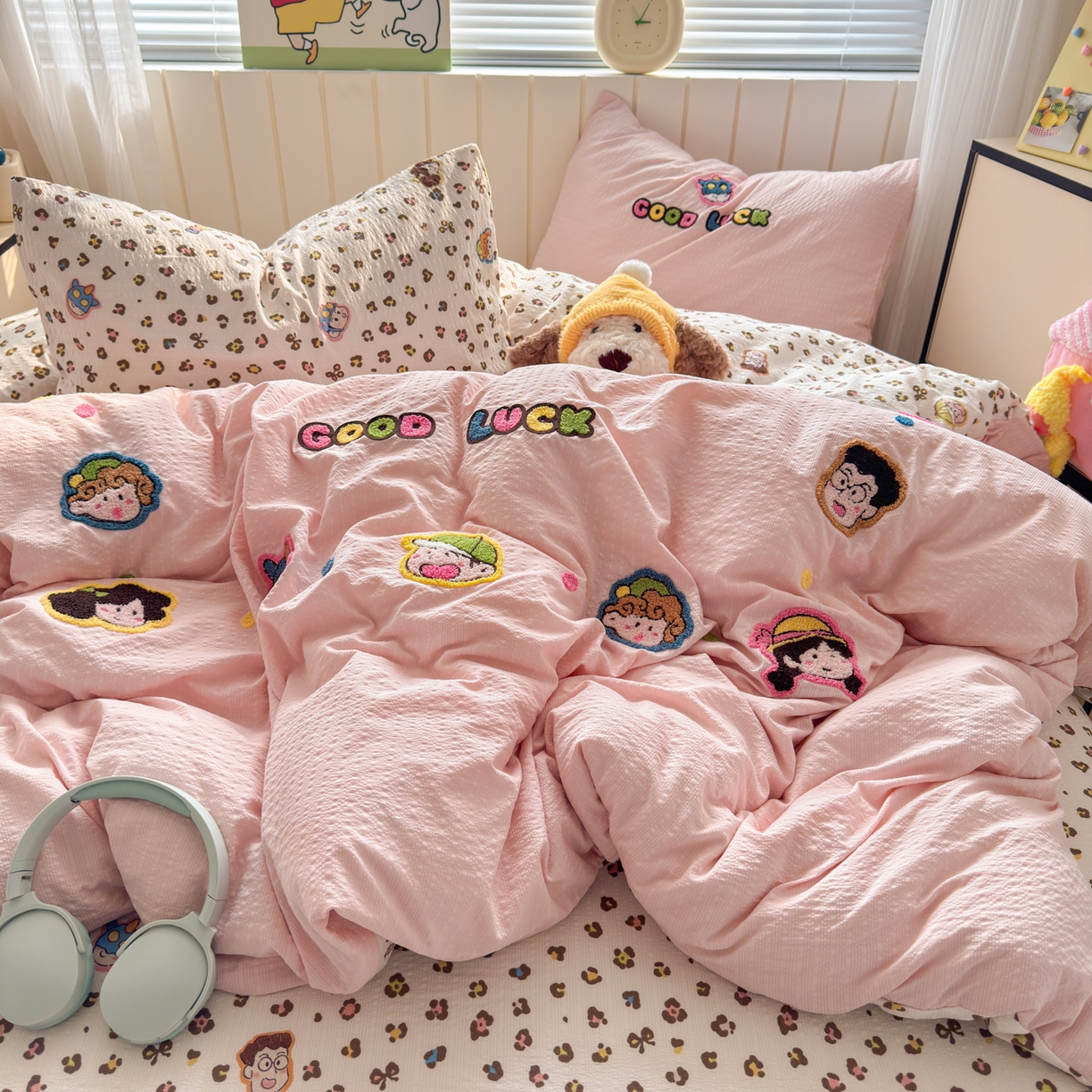 91家纺网 家纺一手货源 找家纺 三元色 2026新款泡芙双层纱豹纹系列四件套 野原一家-粉