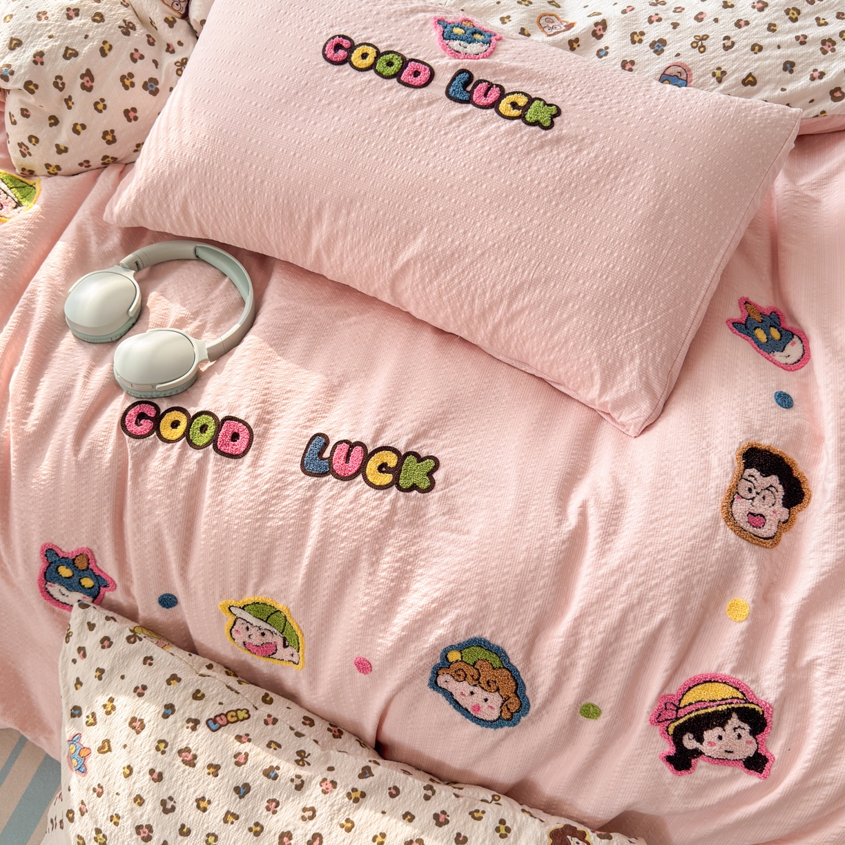 91家纺网 家纺一手货源 找家纺 三元色 2026新款泡芙双层纱豹纹系列四件套 野原一家-粉