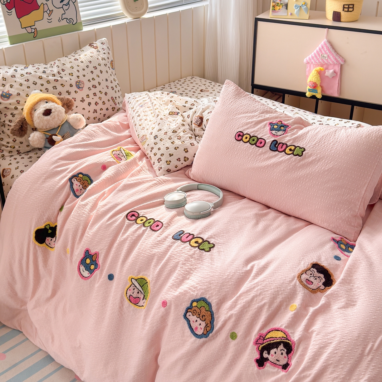 91家纺网 家纺一手货源 找家纺 三元色 2026新款泡芙双层纱豹纹系列四件套 野原一家-粉