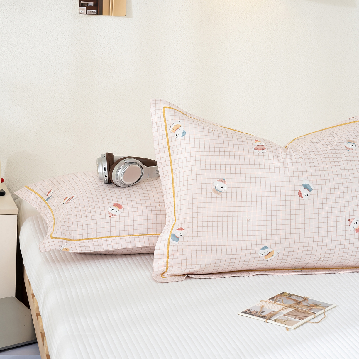 91家纺网 家纺一手货源 找家纺 良佐生活 2026新款40支铂金精梳全棉一字绣枕套 格纹萌熊