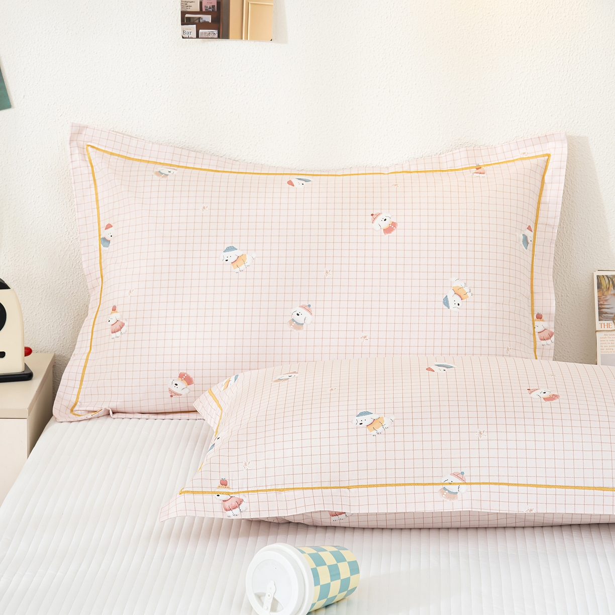 91家纺网 家纺一手货源 找家纺 良佐生活 2026新款40支铂金精梳全棉一字绣枕套 格纹萌熊