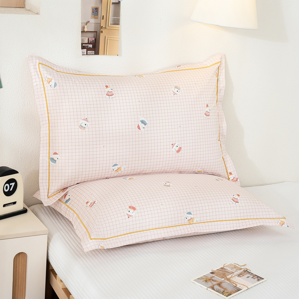 91家纺网 家纺一手货源 找家纺 良佐生活 2026新款40支铂金精梳全棉一字绣枕套 格纹萌熊