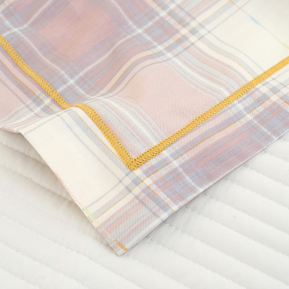 91家纺网 家纺一手货源 找家纺 良佐生活 2026新款40支铂金精梳全棉一字绣枕套 溪言-粉