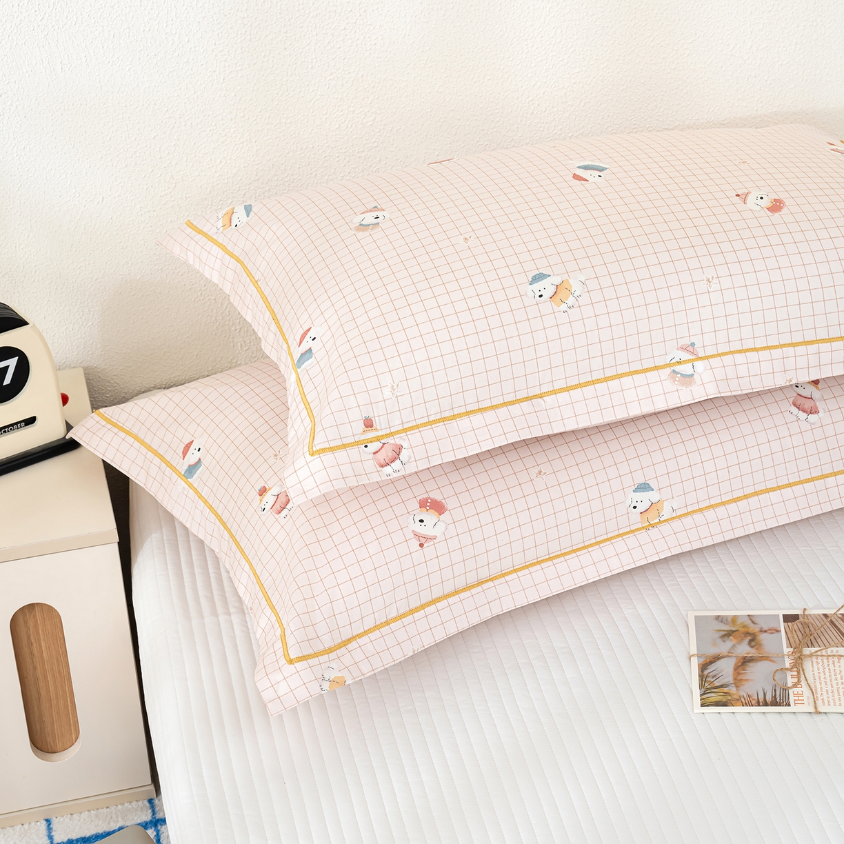 91家纺网 家纺一手货源 找家纺 良佐生活 2026新款40支铂金精梳全棉一字绣枕套 格纹萌熊