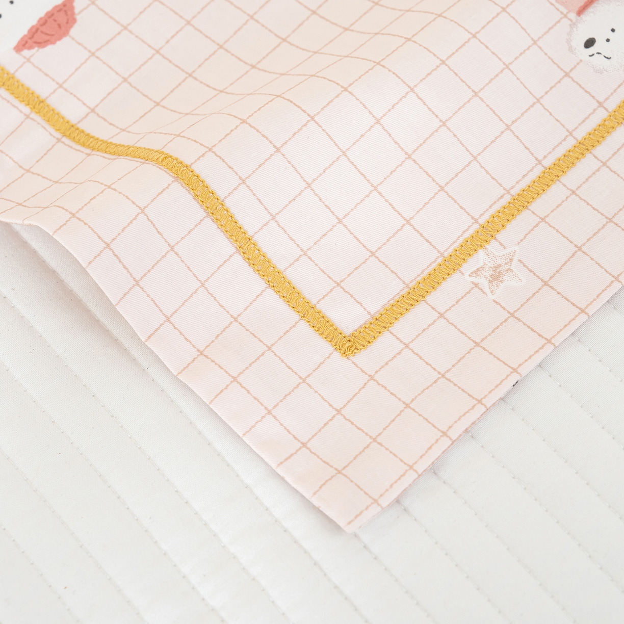 91家纺网 家纺一手货源 找家纺 良佐生活 2026新款40支铂金精梳全棉一字绣枕套 格纹萌熊