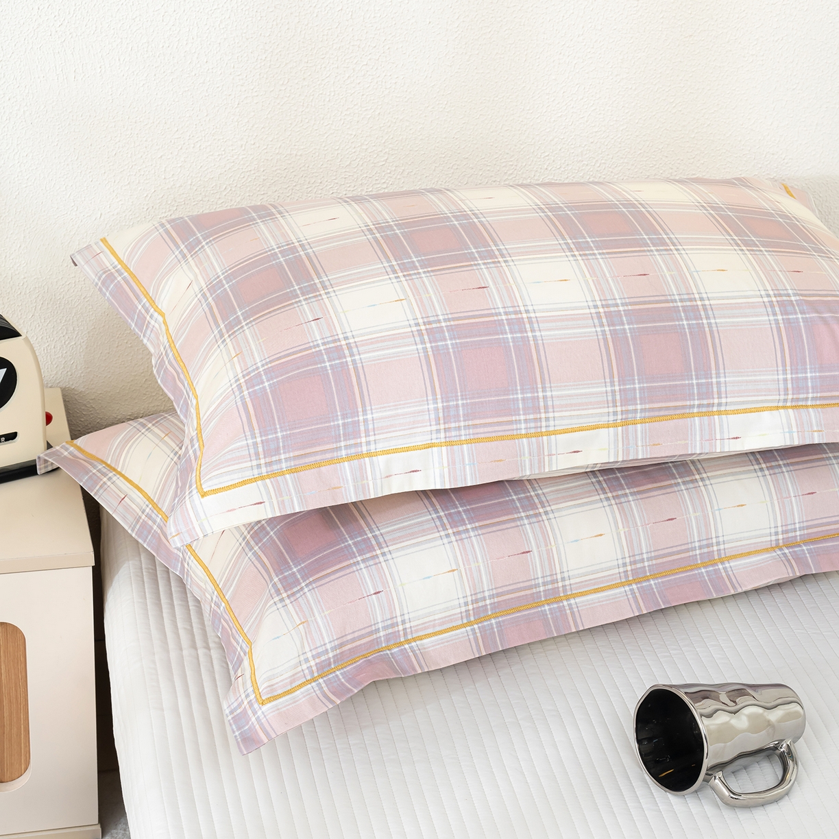 91家纺网 家纺一手货源 找家纺 良佐生活 2026新款40支铂金精梳全棉一字绣枕套 溪言-粉