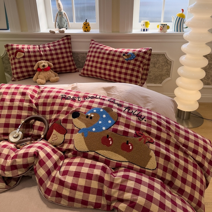 91家纺网 家纺一手货源 找家纺 麦田家纺 2026加密A类色织全棉纯棉水洗棉毛巾绣四件套 苹果腊肠狗