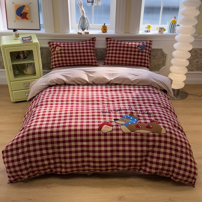 91家纺网 家纺一手货源 找家纺 麦田家纺 2026加密A类色织全棉纯棉水洗棉毛巾绣四件套 苹果腊肠狗