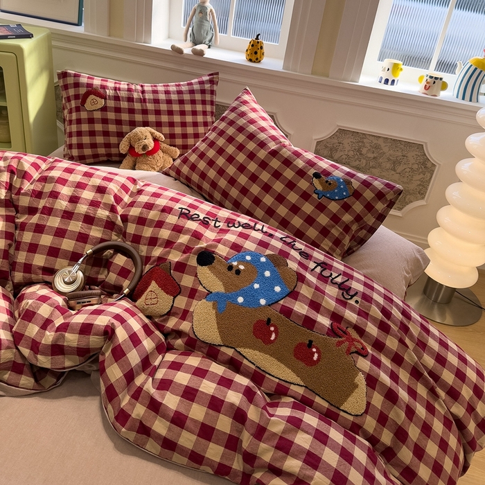 91家纺网 家纺一手货源 找家纺 麦田家纺 2026加密A类色织全棉纯棉水洗棉毛巾绣四件套 苹果腊肠狗