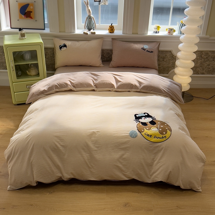 91家纺网 家纺一手货源 找家纺 麦田家纺 2026加密A类色织全棉纯棉水洗棉毛巾绣四件套 甜甜圈小猫