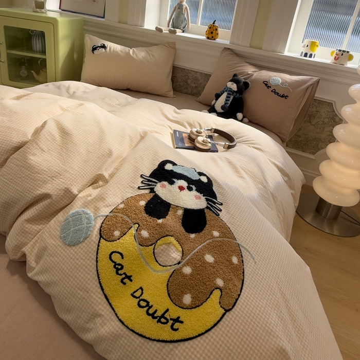 91家纺网 家纺一手货源 找家纺 麦田家纺 2026加密A类色织全棉纯棉水洗棉毛巾绣四件套 甜甜圈小猫