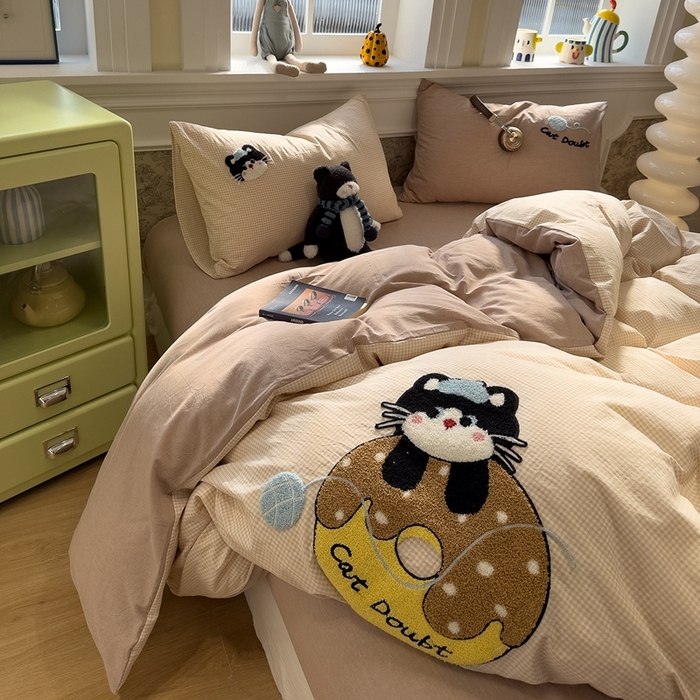 91家纺网 家纺一手货源 找家纺 麦田家纺 2026加密A类色织全棉纯棉水洗棉毛巾绣四件套 甜甜圈小猫