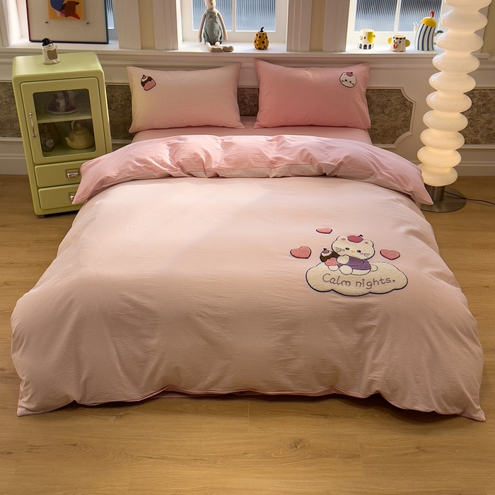 91家纺网 家纺一手货源 找家纺 麦田家纺 2026加密A类色织全棉纯棉水洗棉毛巾绣四件套 云朵KT