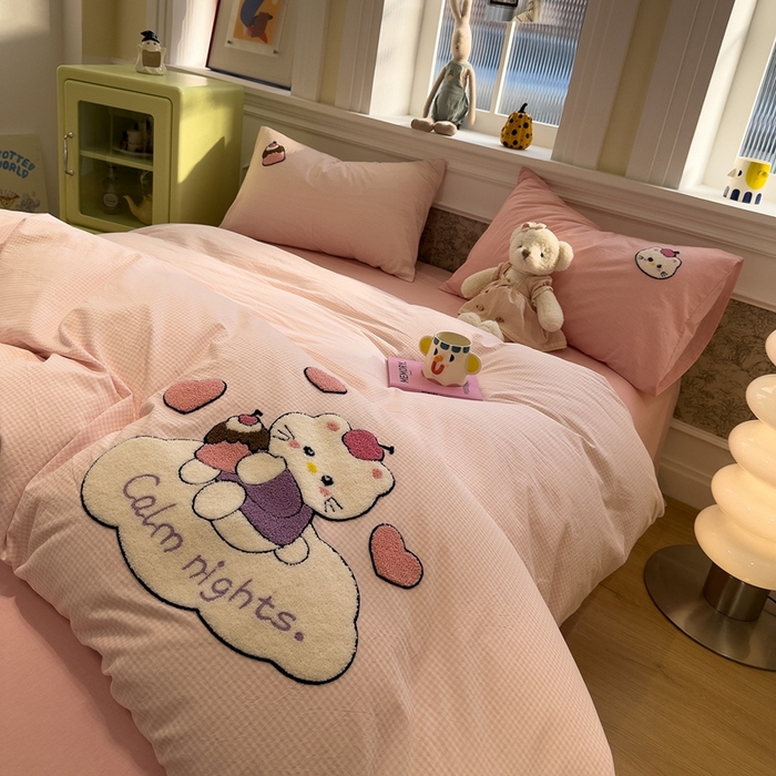 91家纺网 家纺一手货源 找家纺 麦田家纺 2026加密A类色织全棉纯棉水洗棉毛巾绣四件套 云朵KT