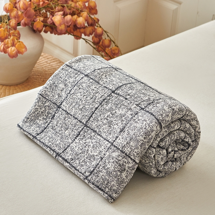 91家纺网 家纺一手货源 找家纺 悦然毛巾被 2026新款全棉纯棉三层水洗色织纱布毛巾被盖毯夏凉被空调被 清格慢居灰