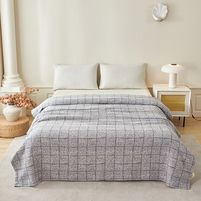 91家纺网 家纺一手货源 找家纺 悦然毛巾被 2026新款全棉纯棉三层水洗色织纱布毛巾被盖毯夏凉被空调被 清格慢居蓝